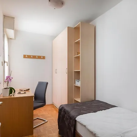 Lucy In Apartman