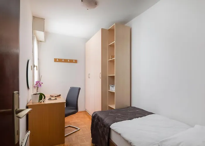 Lucy In Appartement